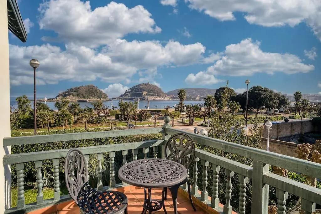 Villa Completa Para 8 En Primera Linea De Playa San Sebastian Spain